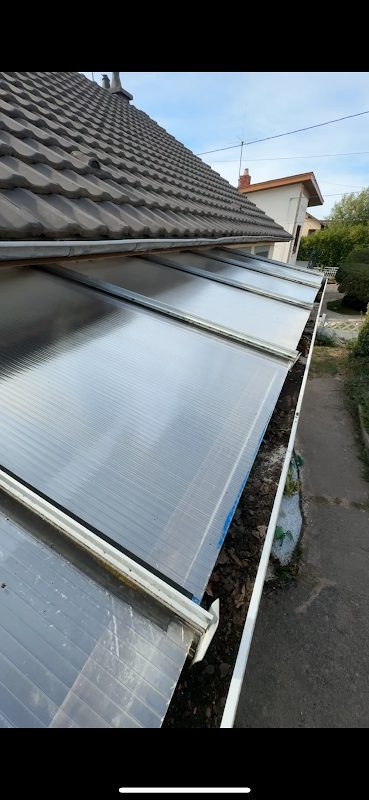 Nettoyage de panneaux solaires — Toitures Services